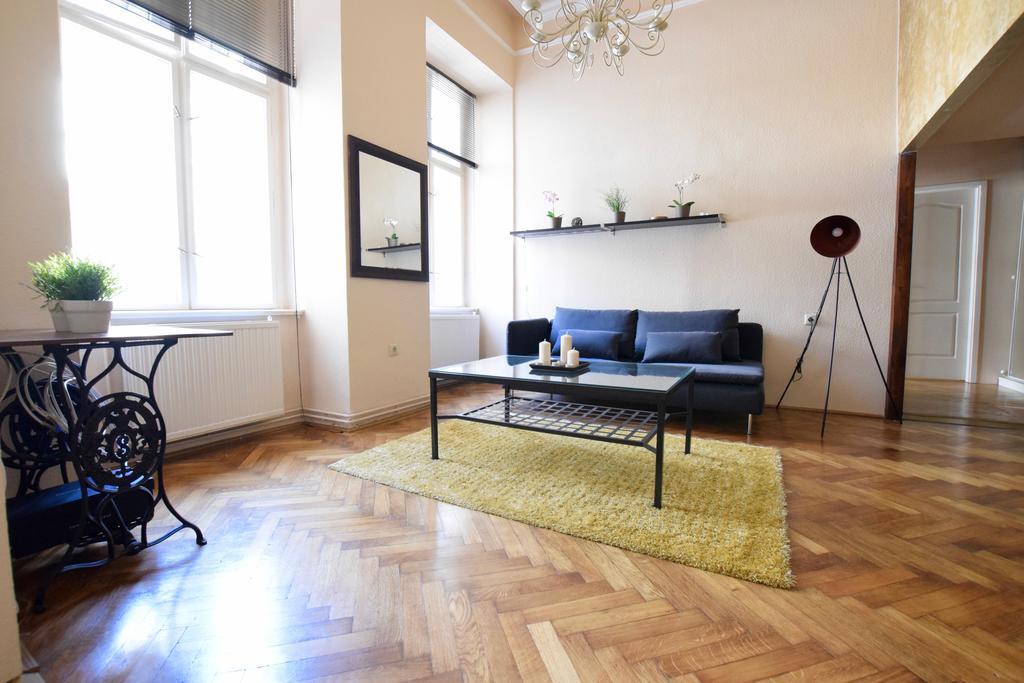 Budget Apartment By Hi5 - Oktober 6 Str 4 - Budapest — Photos 1